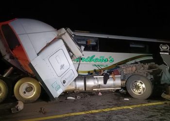 Autobús que salió de Monterrey choca contra tráiler en Tamaulipas; reportan muertos y heridos.
