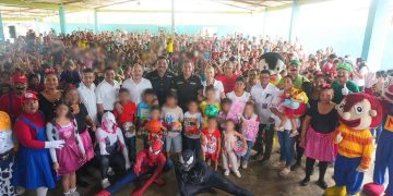 Yamil Melgar comparte momentos de alegría con la niñez del ejido Raymundo Enríquez