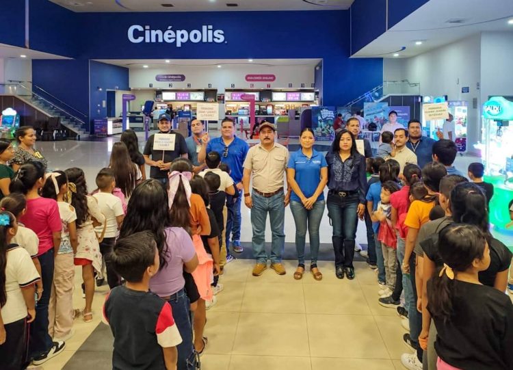 El Ayuntamiento de Tapachula, celebra a los niños y niñas con una función de Cine.