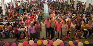 Julio Gamboa festeja a las mamás de Tuxtla Chico.