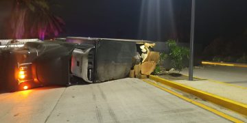 Vuelca tráiler en el nuevo libramiento sur de Tapachula, la unidad transportaba más de 20 toneladas de camarón, cuantiosos daños materiales el saldo