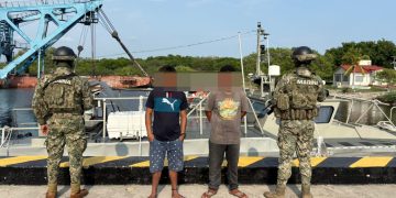 Marina en coadyuvancia con CONAPESCA aseguró una embarcación y detuvo a dos personas por pesca ilegal en Puerto Chiapas, Chiapas
