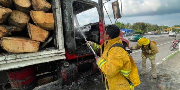PC Tuxtla Chico sofoca incendio de camión cargado de leña