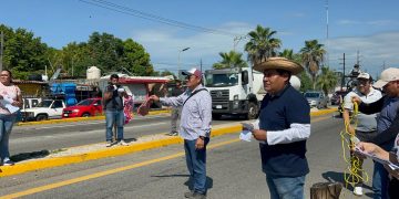 Maestros de bamos 40 suspenden bloqueo carretero en Tapachula.