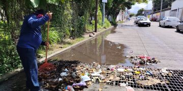 Ayuntamiento continúa desazolve y limpieza en drenes pluviales