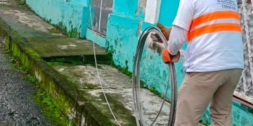 PC de Tuxtla Chico retira cables de CFE que hicieron corto y representaba peligro para la población.